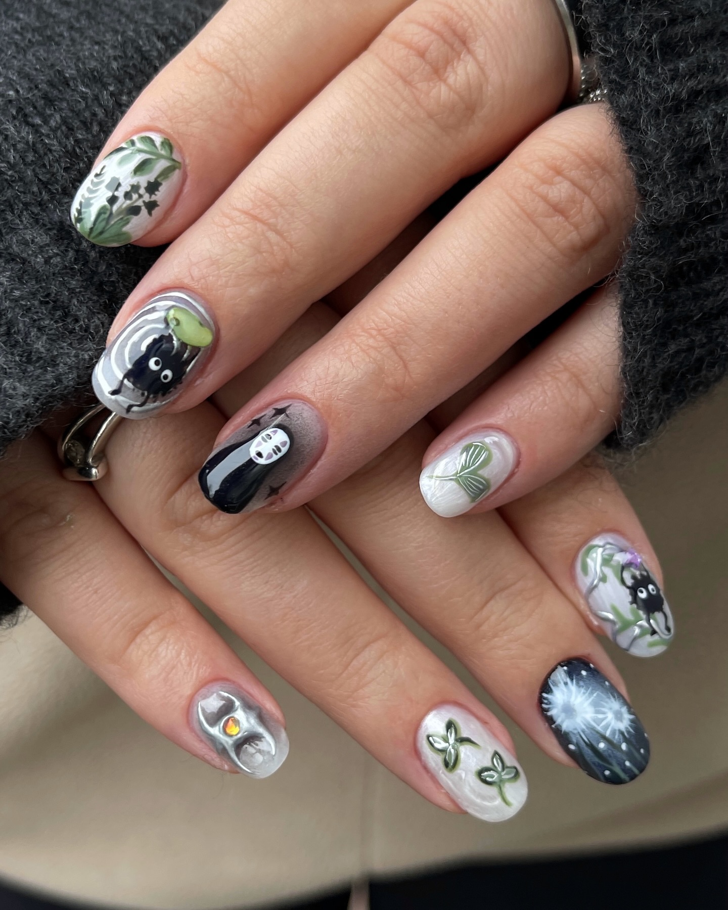 Mini świat Ghibli na paznokciach